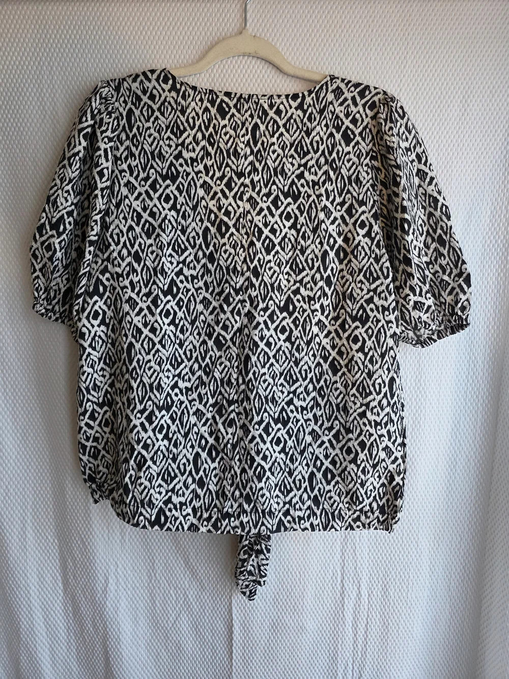 Black & White Tie-Front V-Neck Women's Top Size M